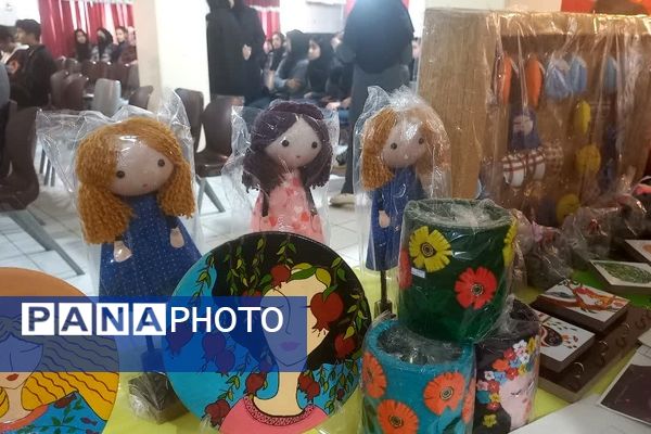 برپایی نمایشگاه به‌مناسبت هفته پژوهش در مدرسه کمایی‌مقدم یاسوج