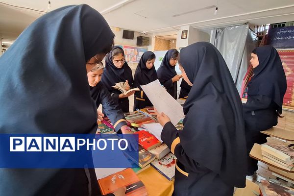 نمایشگاه کوچک کتاب در دبیرستان پویش