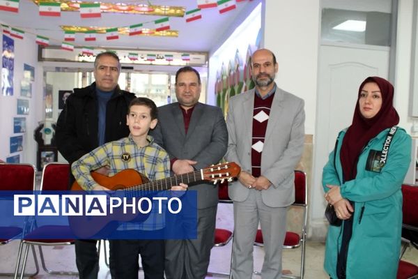 به مناسبت دهه فجر پرچم جمهوری‌اسلامی‌ایران در آموزش و پرورش منطقه۱۰ به اهتزاز درآمد