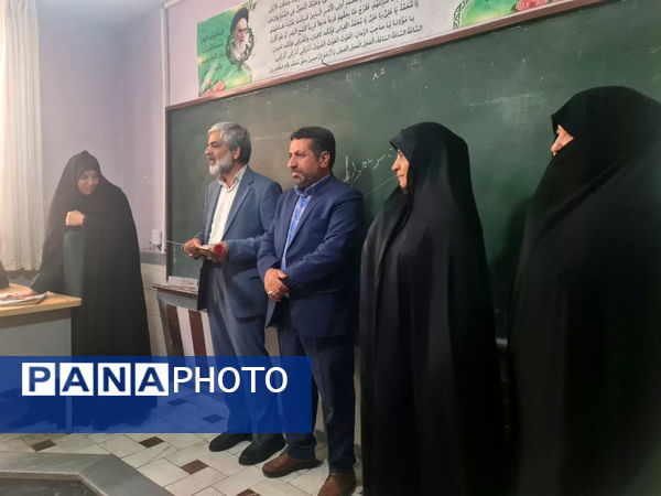 تقدیر مدیر آموزش و پرورش ناحیه 2 قم از معلمان دبیرستان سید احمد فاتحی یک 