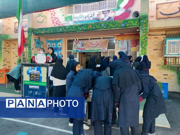 اجرای مانور زلزله در دبیرستان حاج علی اکبر گراشی ناحیه 3 شیراز