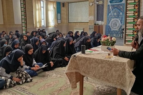 ایام فاطمیه و فضایی با نور و معنویت در دبیرستان نمونه محبوبی 