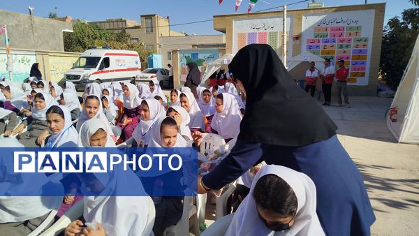 هفته پدافند غیرعامل با مانورهای مختلف این هفته در دبستان حضرت مریم(س) دوره دوم