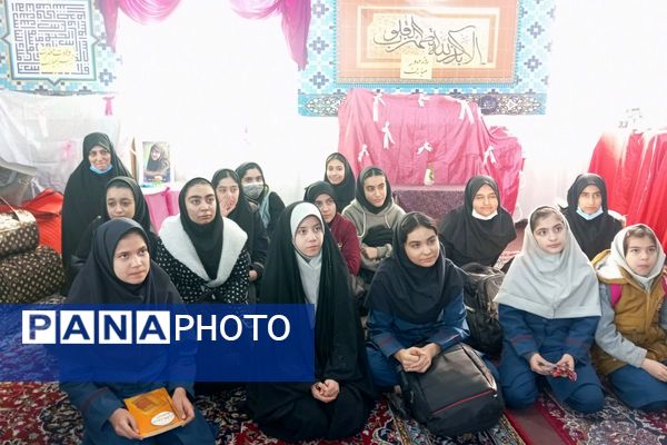 حضور دانش آموزان دبیرستان دخترانه دانش نیا در نمایشگاه صنایع دستی حوزه علمیه 