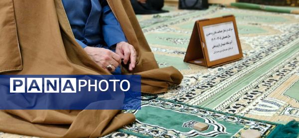 اقامه نماز جماعت مادر و دختری در مدارس انزلی