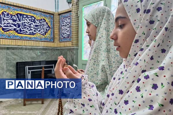 ورود دانش‌ آموزان دختر ناحیه دو شهرری به مراسم معنوی اعتکاف 