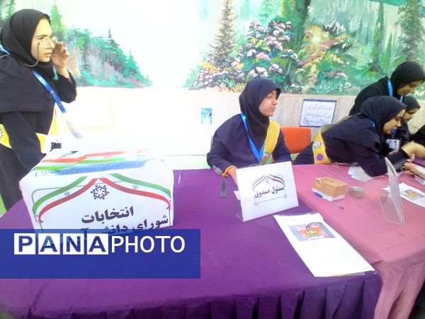 انتخاب نمایندگان شورای دانش‌آموزی در دبیرستان شاهد تکتم ناحیه سه