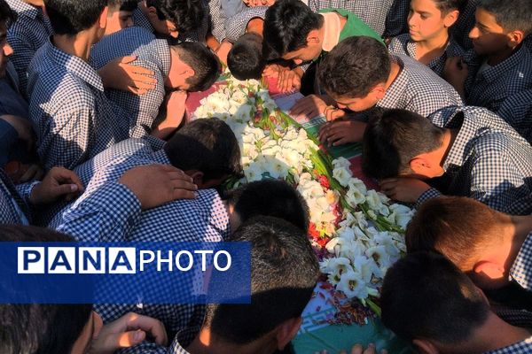 تجدید میثاق نسل نوجوان با آرمان‌های شهدا در مراسم تشییع شهید گمنام ورامین