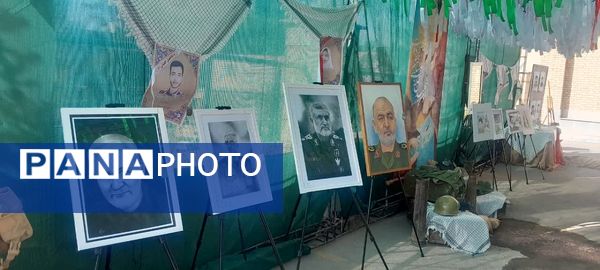 نمایش خیابانی دانش‌آموزان دختر استان البرز به مناسبت هفته دفاع مقدس 
