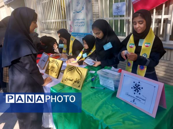 انتخابات شورای دانش آموزی در دبیرستان دخترانه فرهیختگان 