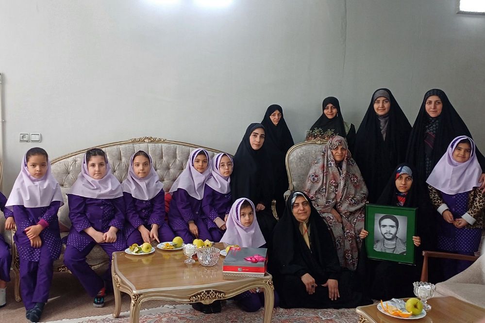حضور فرمانده بسیج دانش‌آموزی در دبستان آزاده ناحیه 2 شهرری به‌مناسبت هفته بسیج دانش‌آموزی 