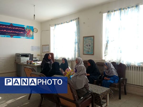 دومین جلسه شورای دانش آموزی در مدرسه تکتم خلیل آباد 