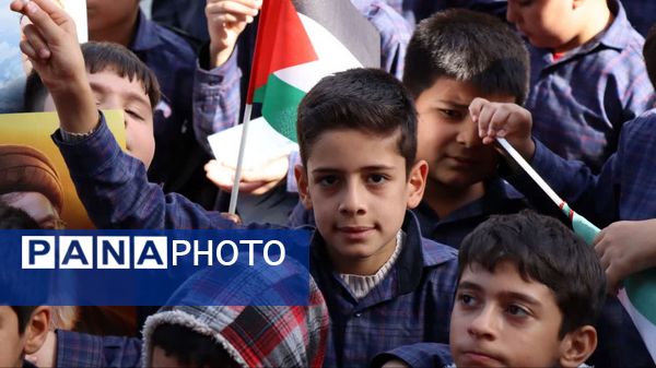 ادای احترام دانش‌آموزان و فرهنگیان شهرستان پاکدشت به مقام شامخ شهیدان مقاومت و شهید سید حسن نصرالله 