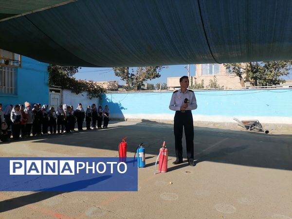 آموزش اطفاء حریق در مدرسه ناهید نخودی