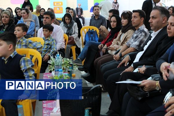 جشن شکوفه‌ها در دبستان منوچهر رزاقی ناحیه۳ مشهد