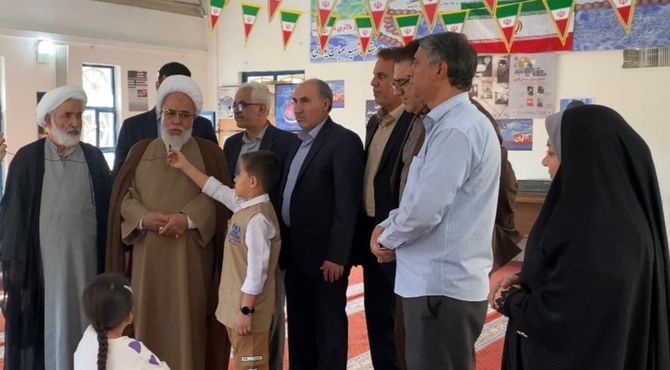 اقامه نماز جماعت در مدارس، گامی در مسیر تربیت معنوی دانش‌آموزان است