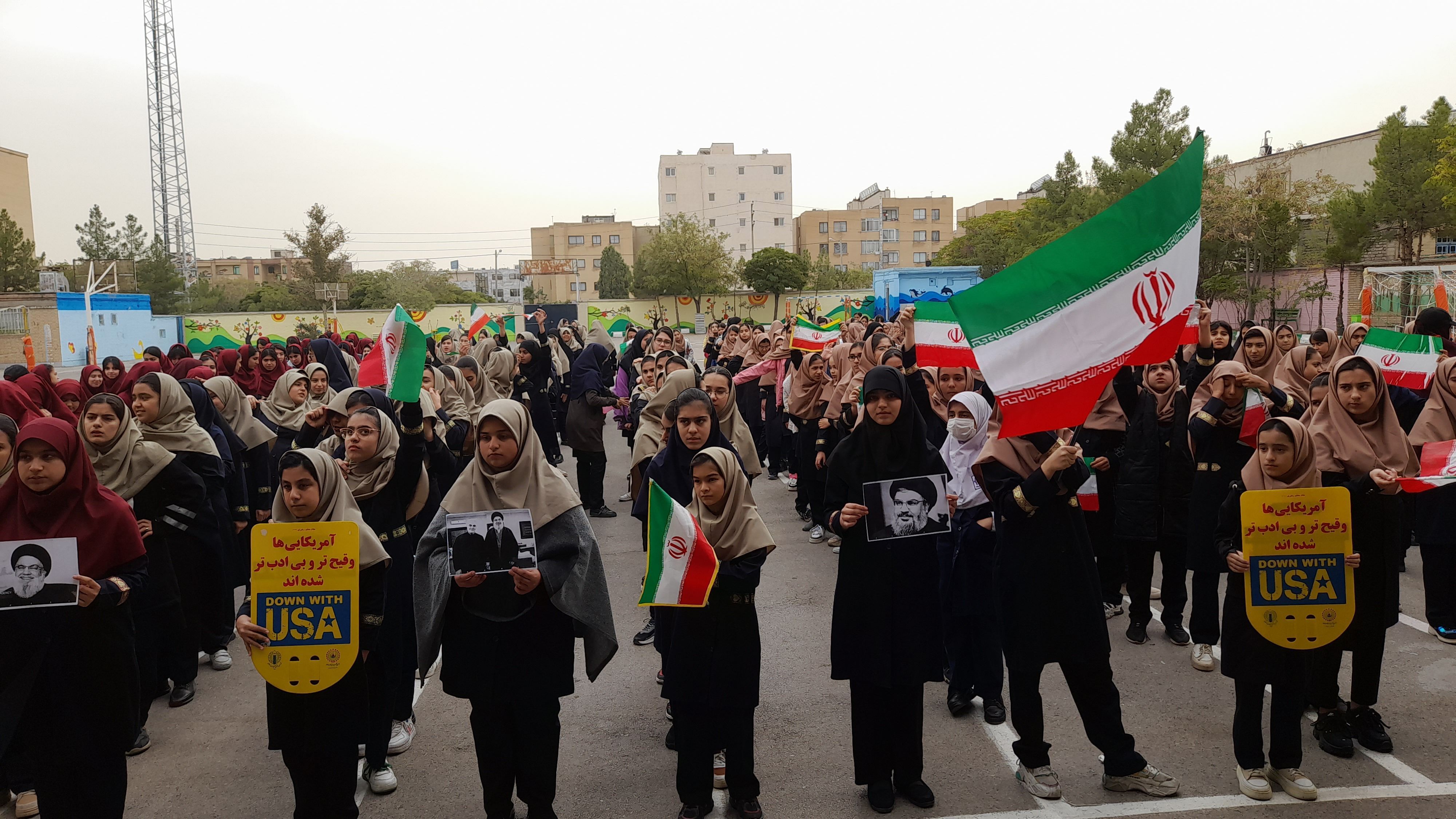 مراسم شهادت سید حسن نصرالله رهبر مدیر سیاسی در دبیرستان نورالهدی مشهد