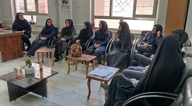 جلسه شورای دبیران نویدبخش صعود کیفیت آموزشی در هنرستان