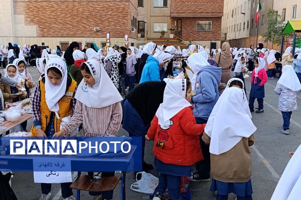 برپایی بازارچه کسب‌و‌کار در مدرسه شهدای پانزده خرداد قرچک