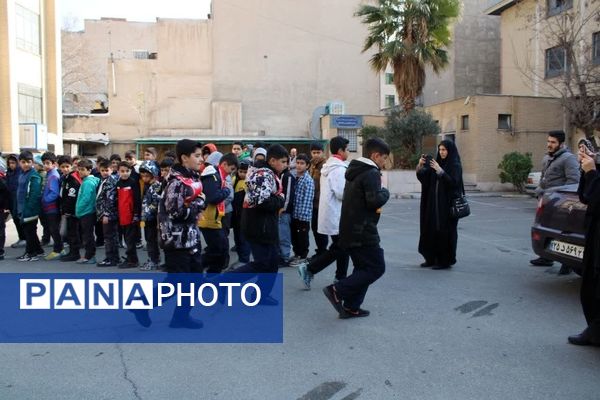 به مناسبت دهه فجر پرچم جمهوری‌اسلامی‌ایران در آموزش و پرورش منطقه۱۰ به اهتزاز درآمد