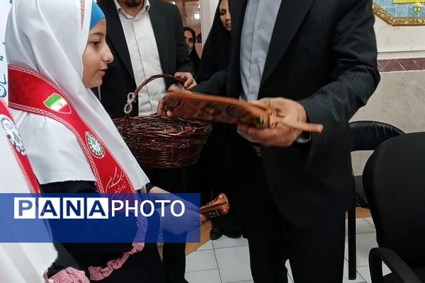 تجلیل دانش آموزان مدرسه هدی۱ از  مدیر ومعاونین آموزش و پرورش شهرستان قدس