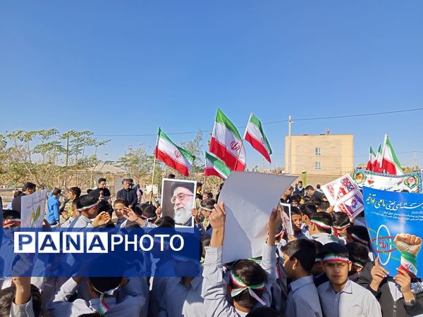 قدم‌های کوچک، ایمان‌های بزرگ؛ حضور باشکوه دانش‌آموزان دبستان برادران ابراهیمی‌نیا در ۱۳ آبان