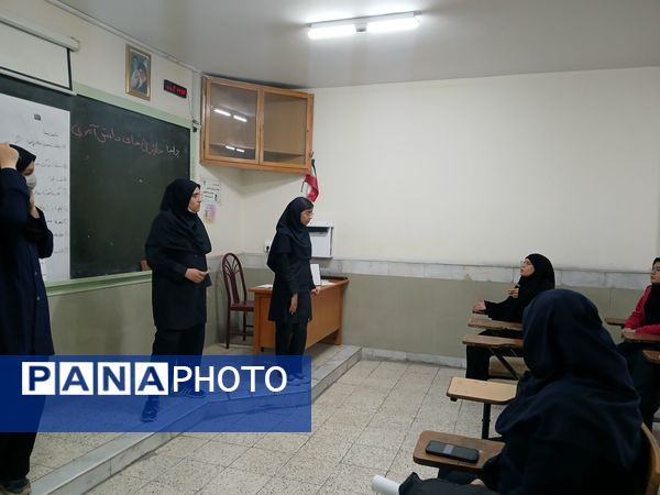  جلسه شورا  و بسیج دانش آموزی در دبیرستان نمونه دولتی مهشید مصلی نژاد