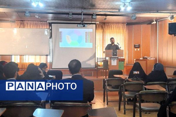 برگزاری کارگاه هوش مصنوعی ، آموزش معکوس و تولیدمحتوا برای سرگروه های آموزشی در ناحیه یک شهرری