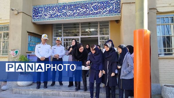 گرامیداشت هفته نیروی انتظامی در دبیرستان دخترانه پیرایش یک