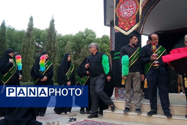 مراسم عزاداری حسینی با حضور خادمین و پرچم کربلا در بوستان فدک اصیل آباد 
