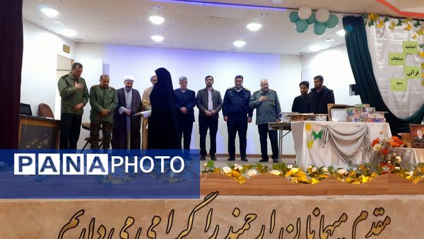 تجلیل از برگزیدگان مسابقات قرآن و عترت بسیج در خلیل آباد