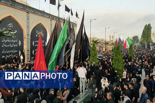اقامه نماز ظهر عاشورا و آیین تعزیه‌خوانی در اردبیل 