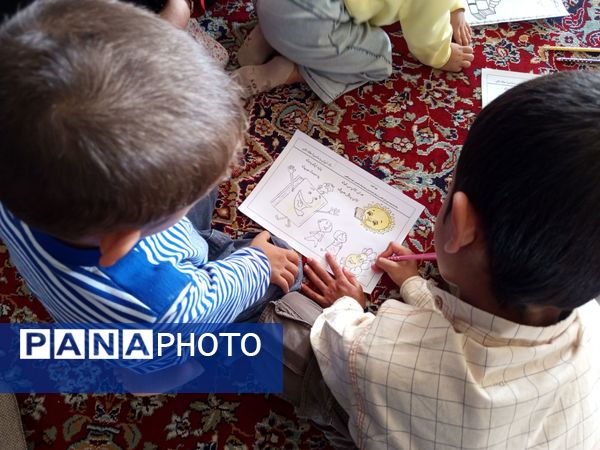 برپایی غرفه کودک در حاشیه نماز جمعه شهرستان کاشمر