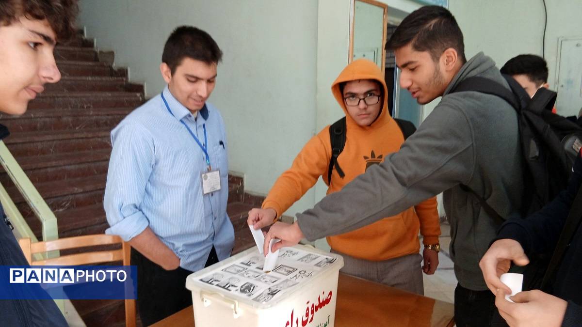 برگزاری بیست‌وهشتمین دوره شورای دانش‌آموزی دبیرستان نمونه دولتی معلم شهرستان ساوجبلاغ
