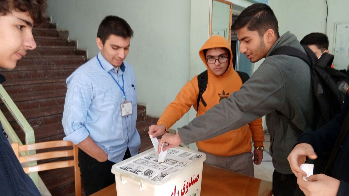 برگزاری بیست‌وهشتمین دوره شورای دانش‌آموزی دبیرستان نمونه دولتی معلم شهرستان ساوجبلاغ