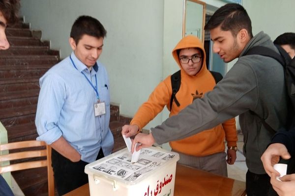برگزاری بیست‌وهشتمین دوره شورای دانش‌آموزی دبیرستان نمونه دولتی معلم شهرستان ساوجبلاغ