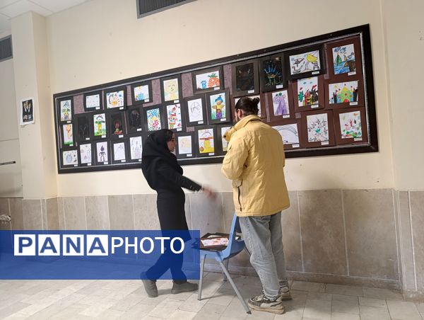 نمایشگاه نقاشی دانش آموزان مدرسه مهر و ماه آشخانه 