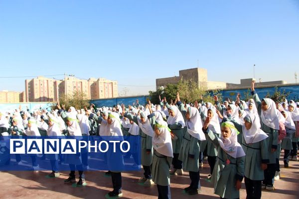 مراسم صبحگاه مهدوی در مدرسه شاهد نیک‌اندیشان