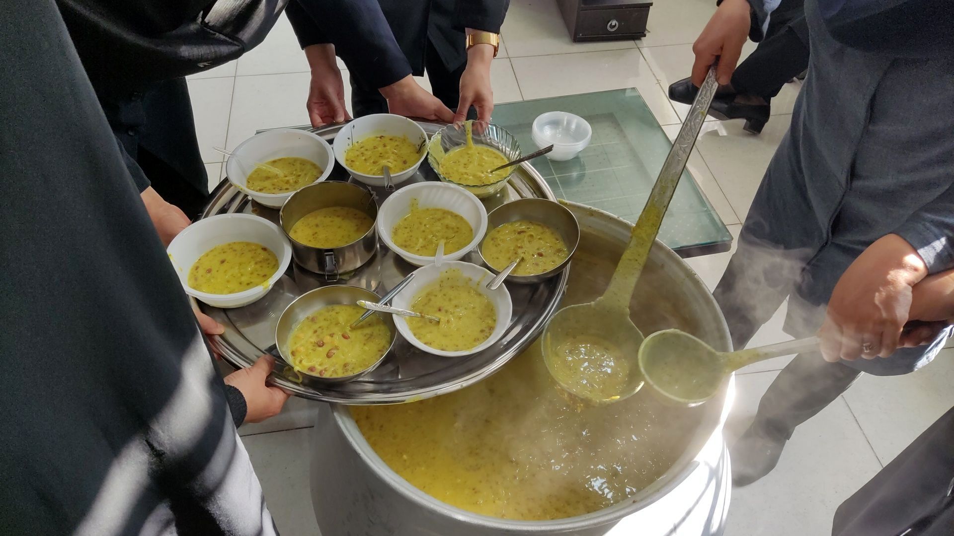 مشارکت دانش‌آموزان و کادر مدرسه در پخت آش رشته به یاد حضرت فاطمه(س)