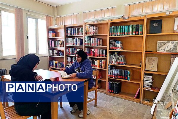 بازدید بچه‌های علاقه‌مند به کتاب دبیرستان حضرت معصومه از نمایشگاه کتاب و کتابخانه شهرستان فیروزکوه
