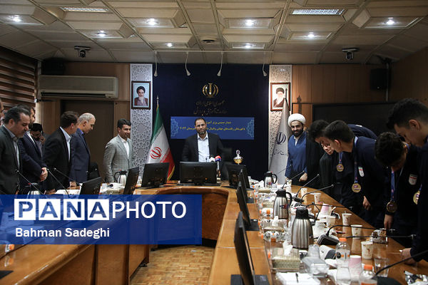  دیدار صمیمی وزیر آموزش و پرورش با قهرمانان رقابت‌های جهانی والیبال دانش‌‌آموزی صربستان ۲۰۲۴