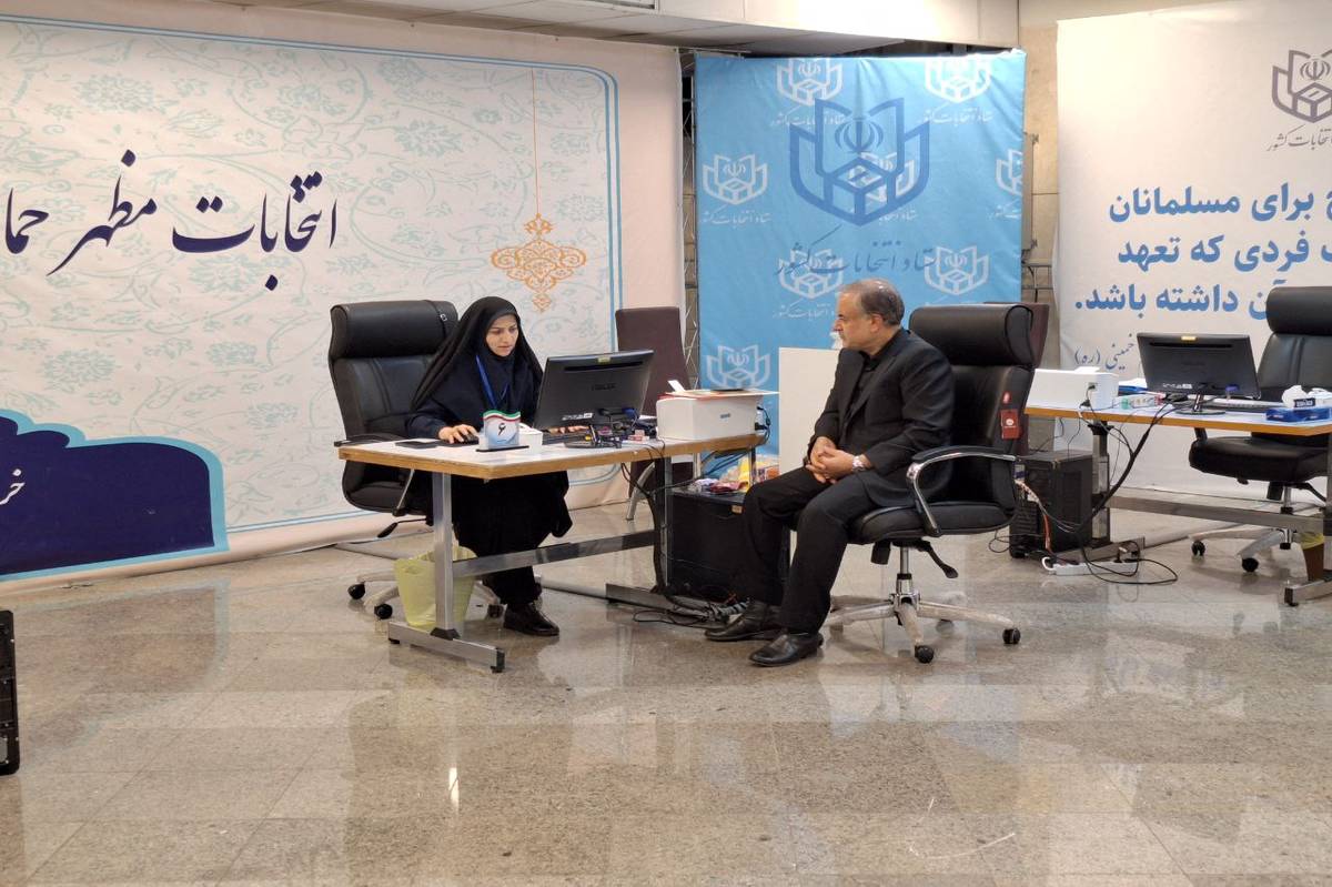 محمود احمدی بیغش برای انتخابات ریاست جمهوری ثبت نام کرد