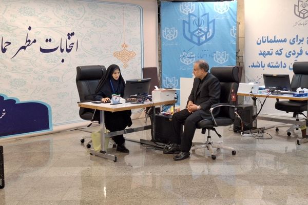 محمود احمدی بیغش برای انتخابات ریاست جمهوری ثبت نام کرد