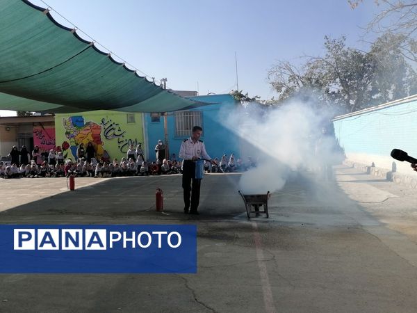 آموزش اطفاء حریق در مدرسه ناهید نخودی