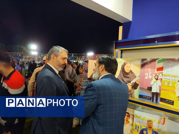 بازدید عضو شورای اسلامی شهر مشهد مقدس از غرفه منطقه ۱۰ شهرداری در بوستان ملت