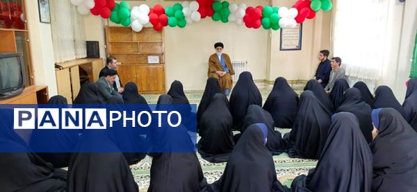 اقامه نماز جماعت مادر و دختری در مدارس انزلی
