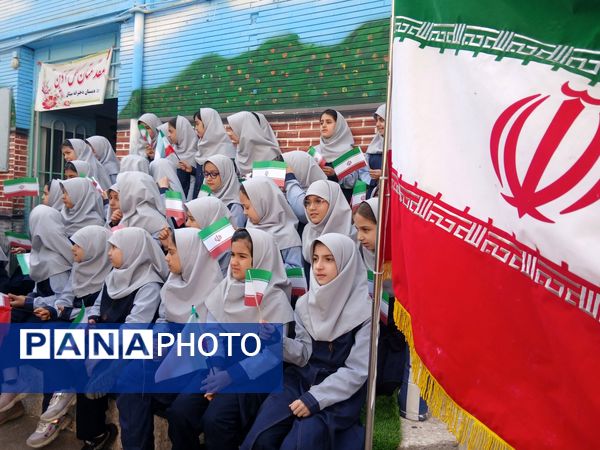 طنین شعارهای انقلابی در دبستان دخترانه میثاق به مناسبت ۱۳ آبان