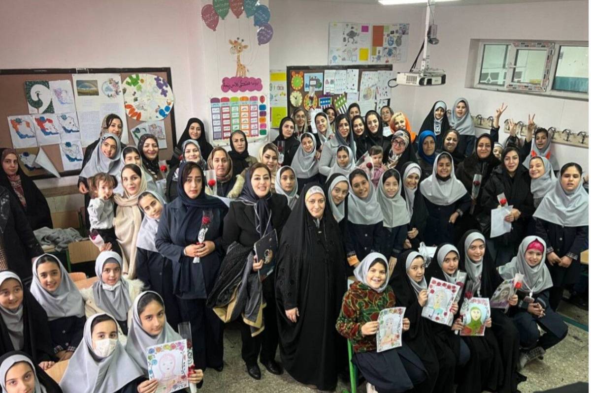 مادر، تندیس فداکاری و نخستین معلم عشق در زندگی انسان است