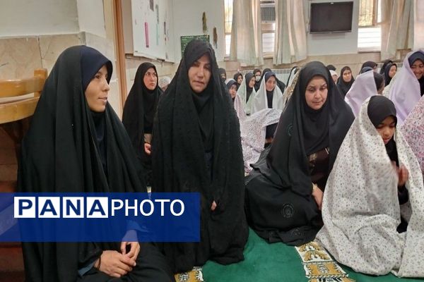 اقامه نماز جماعت در دبیرستان شهید مجید دهنوی نیشابور