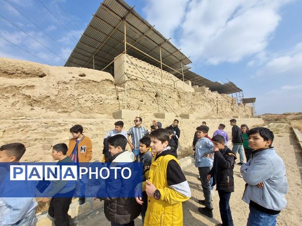 بازدید دانش‌آموزان دبیرستان نمونه دولتی پژوهش آشخانه از محوطه تاریخی ریوی
